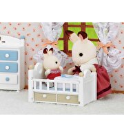 Sylvanian Families Çikolata Kulaklı Tavşan Bebek ve Yatağı