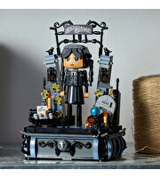 LEGO Wednesday Addams Figürü 76780
