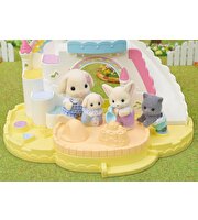 Sylvanian Families Anaokulu Havuzlu Şato