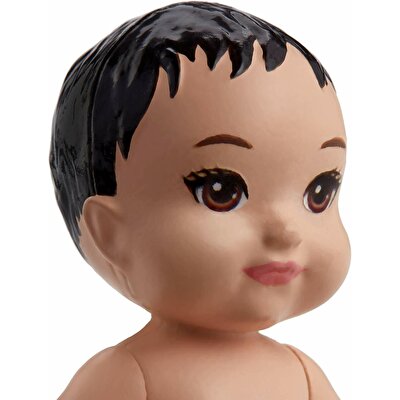 Barbie Bebek Bakıcısı Serisi Minik Bebek Siyah Saçlı Mor Biberonlu FHY77