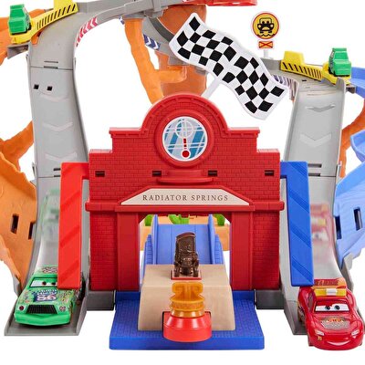 Disney Pixar Cars Radiator Springs Yarış ve Kurtarma Pisti Oyun Seti JFL57
