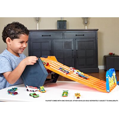 Hot Wheels Kıvrılan Yarış Pisti GYX11