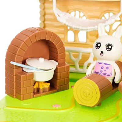 Kırmızı Çatılı Orman Evi ve Figürler