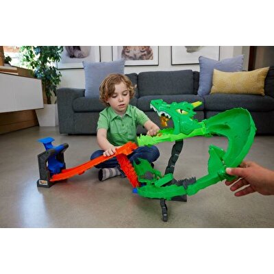 Hot Wheels Monster Trucks Köpek Balığı ve Dinozor Korkunç Ejderhaya Karşı Oyun Seti JFR06