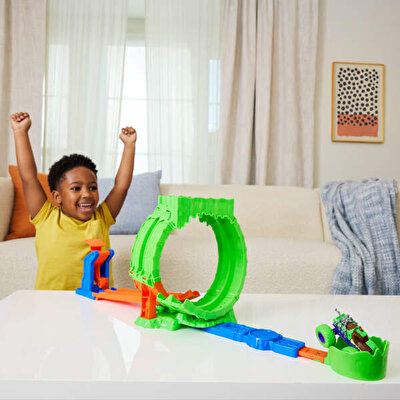Hot Wheels Monster Trucks Mutant Kaosu Çemberde Yarış Oyun Seti JMK91