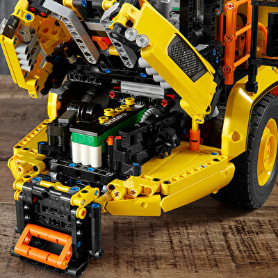 LEGO Technic 6x6 Volvo Mafsallı Kamyon 42114