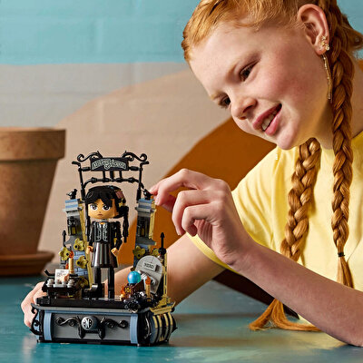 LEGO Wednesday Addams Figürü 76780