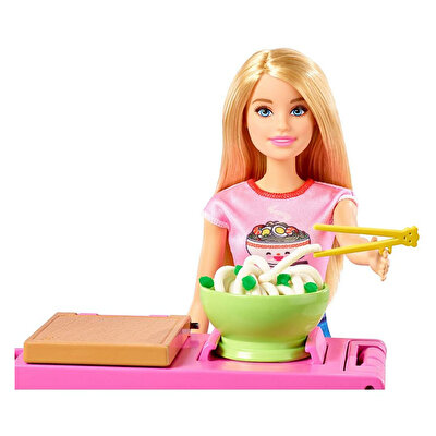 Barbie Noodle Yapıyor Oyun Seti GHK43