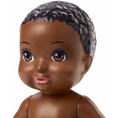 Barbie Bebek Bakıcısı Serisi Minik Bebek Siyah Saçlı Mavi Biberonlu FHY82