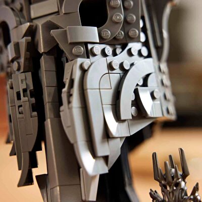 LEGO Icons Yüzüklerin Efendisi: Sauron'un Miğferi 11373