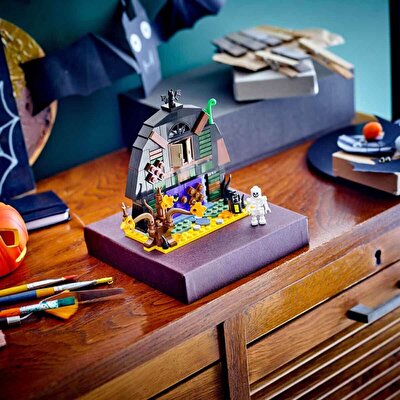 LEGO Iconic Cadılar Bayramı Ahırı 40721