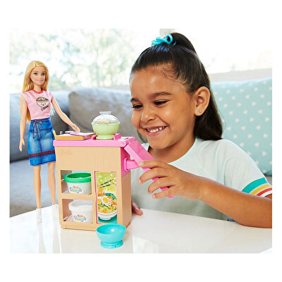 Barbie Noodle Yapıyor Oyun Seti GHK43