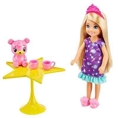 Barbie Dreamtopia Chelsea ve Eğlenceli Dünyası Oyun Seti Pijama Partisi GTF50