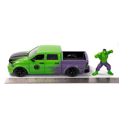 1:24 Marvel Avengers 2014 RAM 1500 Model Araba ve Hulk Figür
