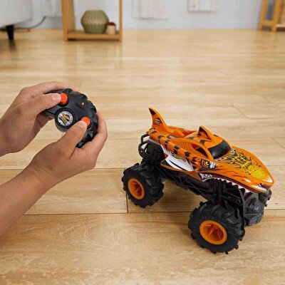 Hot Wheels Monster Trucks 1:24 Tiger Shark Uzaktan Kumandalı Araba HNV03