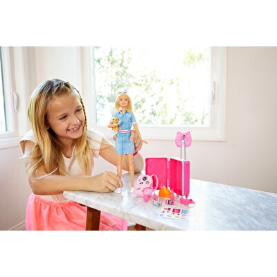Barbie Seyahatte Bebeği ve Aksesuarları FWV25