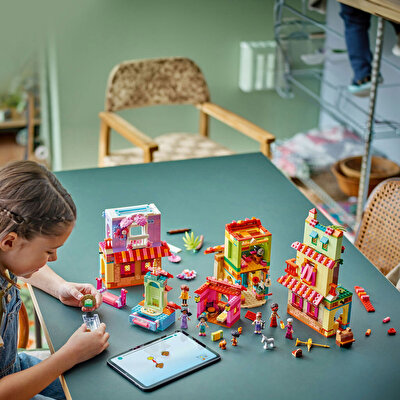 LEGO Disney Sihirli Madrigal Evi 43245