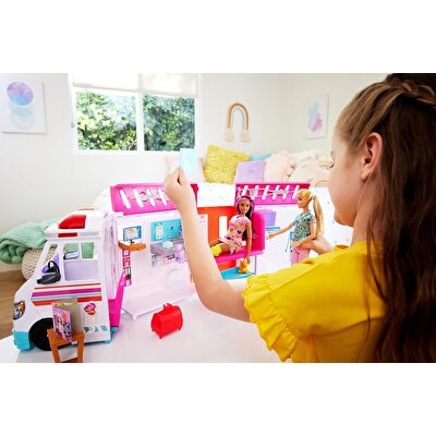 Barbi̇e'ni̇n Yeni̇ Ambulansı