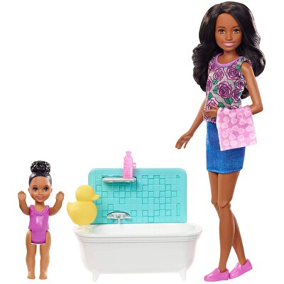 Barbie Bebek Bakıcılığı Oyun Seti Banyo Temalı Esmer FXH06