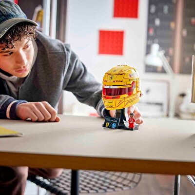 LEGO Editions Scuderia Ferrari HP Lewis Hamilton Kaskı 43022