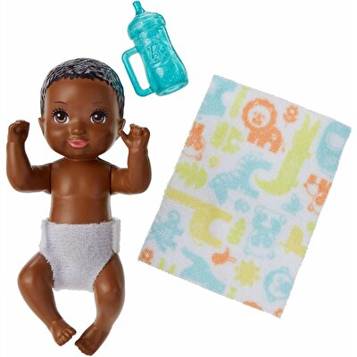 Barbie Bebek Bakıcısı Serisi Minik Bebek Siyah Saçlı Mavi Biberonlu FHY82