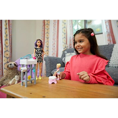 Barbie Bebek Bakıcılığı Oyun Seti Tuvalet Eğitimi Temalı FJB01