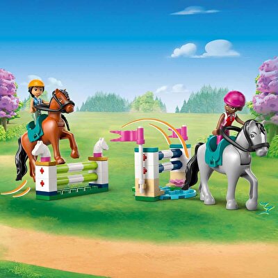 LEGO Friends At Ahırı ve Binicilik Akademisi 42688