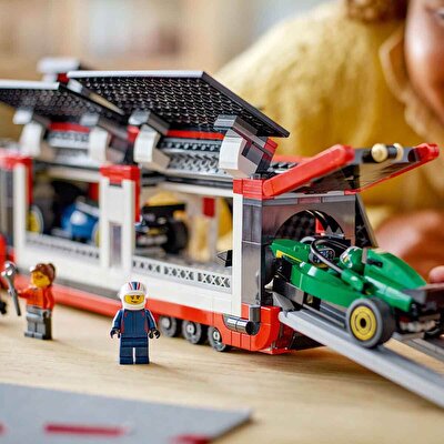 LEGO City RB20 ve AMR24 F1 Arabalı F1 Kamyonu 60445