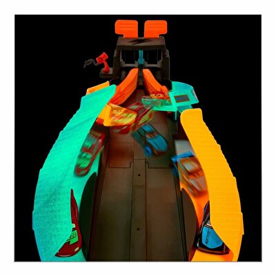 Cars Karanlıkta Parlayan Yarışçılar Pist Seti HPD80