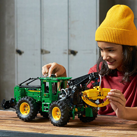 LEGO Technic John Deere 948L-II Orman Makinesi 42157