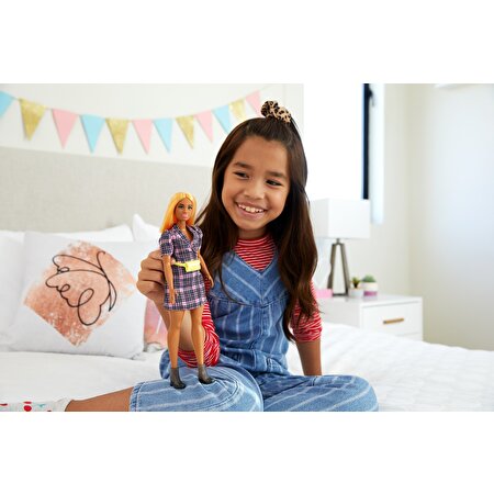 Barbie Büyüleyici Parti Bebekleri Turuncu Saçlı Esmer GRB53