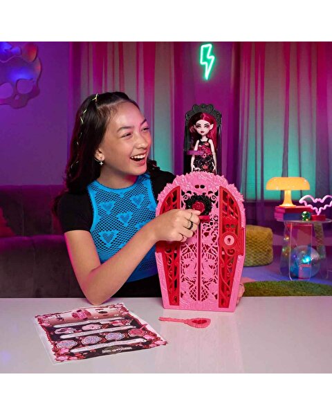 Monster High Gizemli Arkadaşlar Gizemli Bahçe Serisi Draculaura HYT72