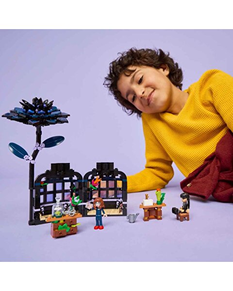 LEGO Wednesday Siyah Yıldız Çiçeği 76784