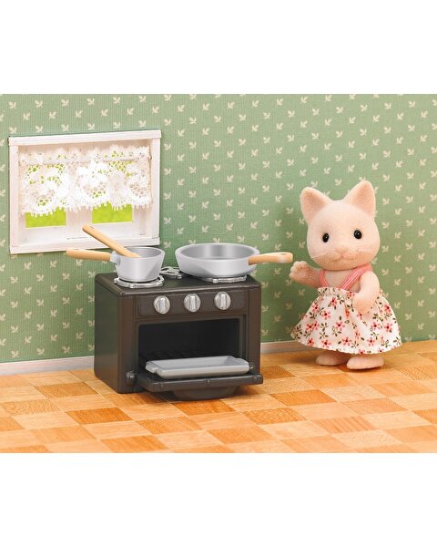 Sylvanian Families Cat Sister with Oven