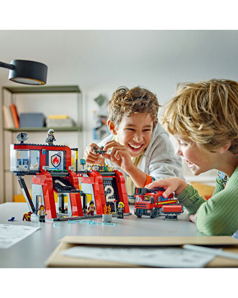 LEGO City İtfaiye Kamyonlu İtfaiye Merkezi 60414
