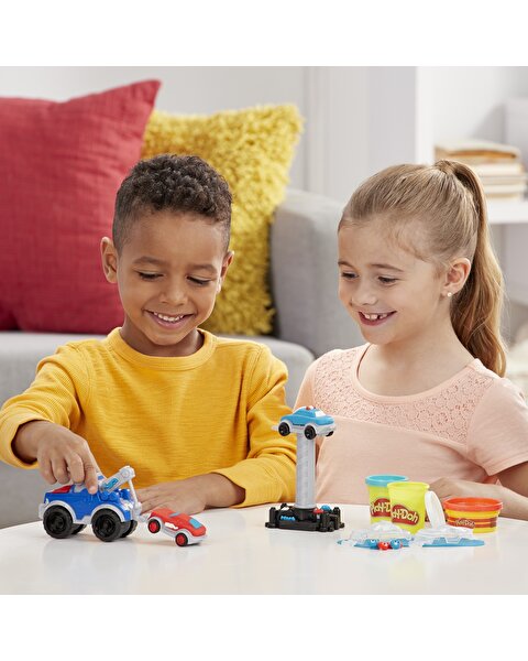 Play-Doh Çalışkan Çekici Kamyon E6690