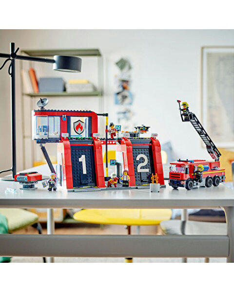 LEGO City İtfaiye Kamyonlu İtfaiye Merkezi 60414