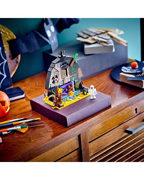 LEGO Iconic Cadılar Bayramı Ahırı 40721