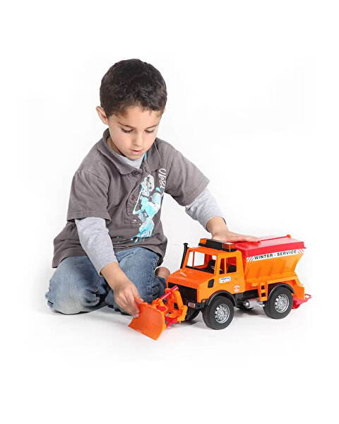 Bruder Mercedes Benz Unimog Kar Temizleyici ve Tuzlayıcı