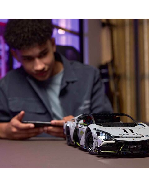 LEGO Technic Lamborghini Revuelto Süper Spor Araba 42214