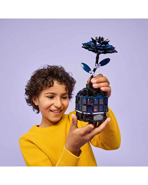 LEGO Wednesday Siyah Yıldız Çiçeği 76784