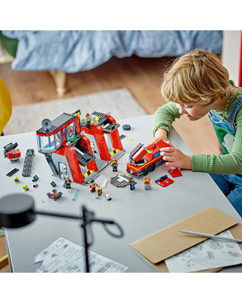 LEGO City İtfaiye Kamyonlu İtfaiye Merkezi 60414
