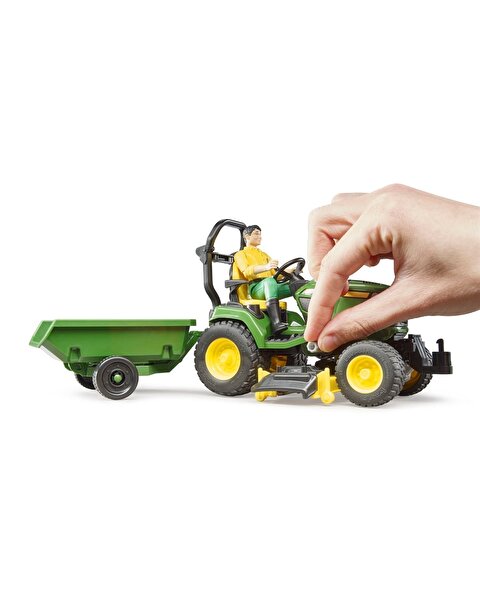 Bruder John Deere Çim Biçme Traktörü ve Bahçıvan