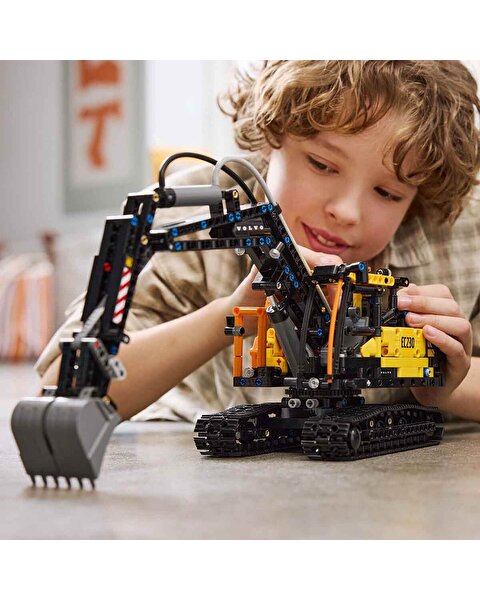 LEGO Technic Volvo FMX Kamyon ve EC230 Elektrikli Ekskavatör 42175