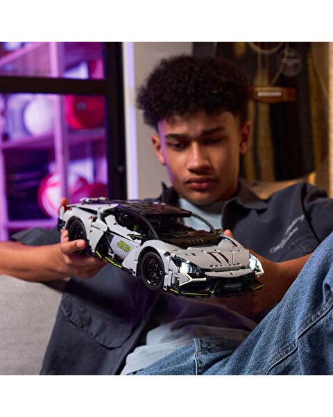 LEGO Technic Lamborghini Revuelto Süper Spor Araba 42214