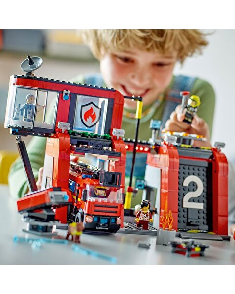 LEGO City İtfaiye Kamyonlu İtfaiye Merkezi 60414