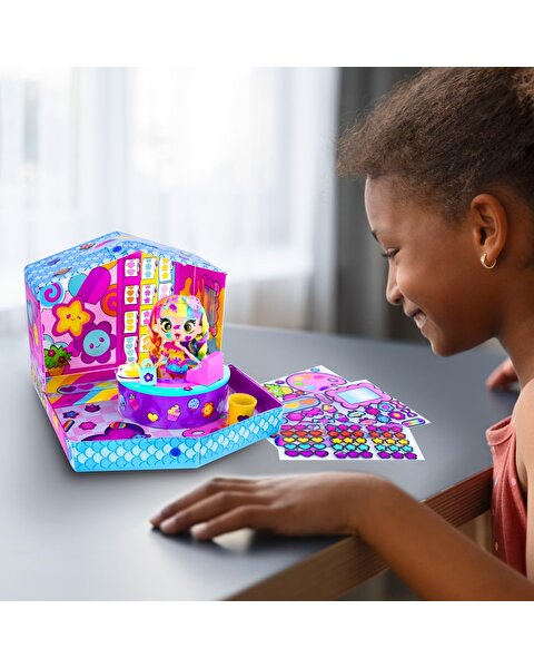 Decora Girlz Bebeği ve Sticker Store Oyun Seti