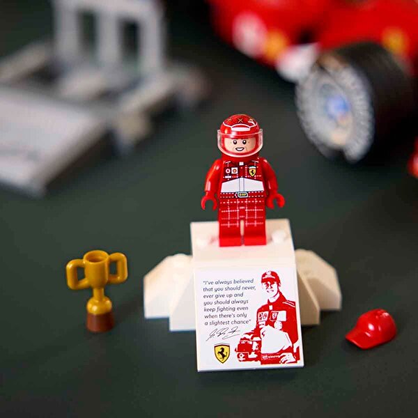 LEGO Icons Ferrari F2004 ve Michael Schumacher 11375