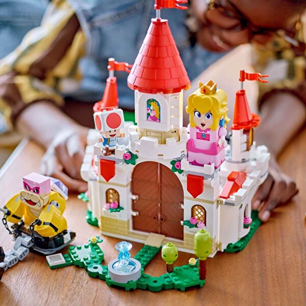 LEGO Super Mario Peach’in Kalesi’nde Roy ile Savaş 71435