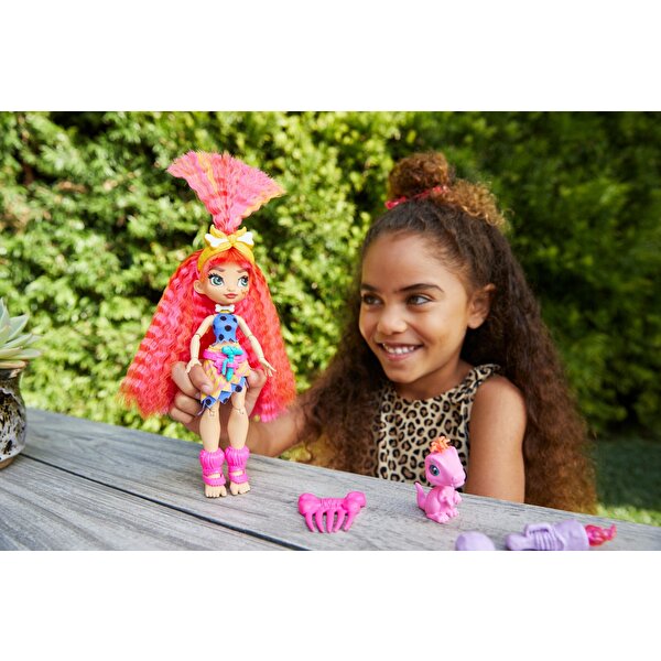 Cave Club Karakterleri Pembe Saçlı Emberley Bebek GNL83